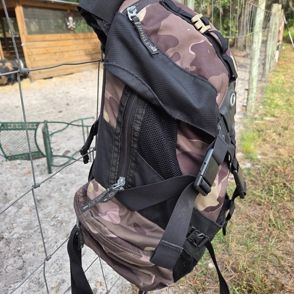 Oakley Icon 2.0 Laptop Backpack Woodland Camo Skull Elite Software Y2k Grunge - Picture 6 of 16
